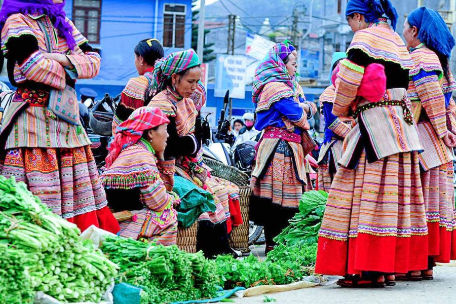 Femmes H’mong portant des vêtements ethniques de Ha Giang brodés au marché de Dong Van.