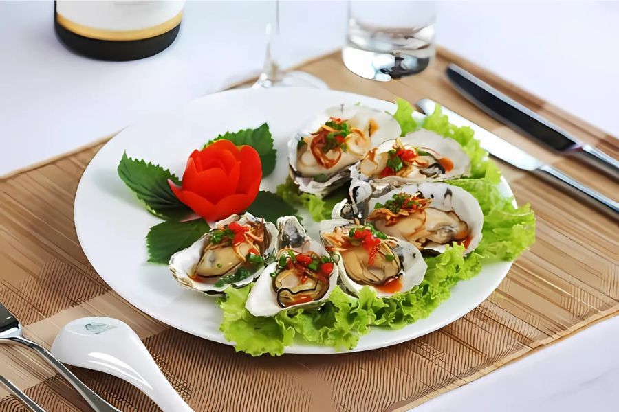 Des fruits de mer frais sont servis lors des croisières dans la baie d'Halong.