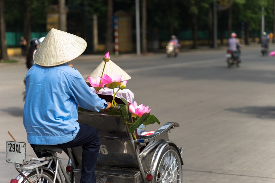 Le cyclo est un moyen de transport traditionnel, utilisé pour le tourisme dans le vieux quartier de Hanoi.