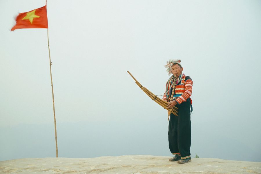 Un homme H'mong joue du 'khen', l'instrument de musique célèbre de ce groupe ethnique.