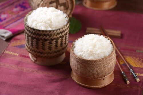 Le traditionnel Khao Niaw (riz gluant) mangé avec du Laap.