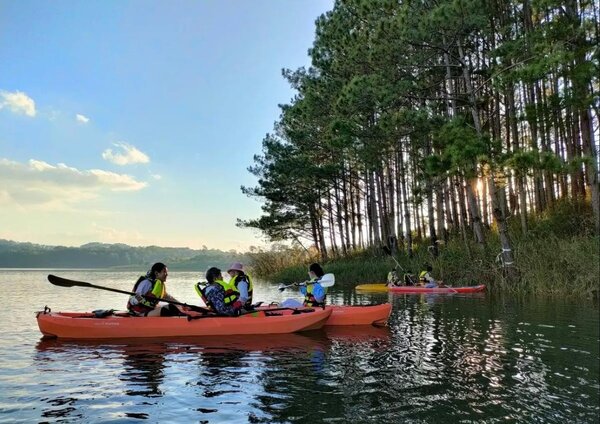 Kayak sur le lac Tuyen Lam au Vietnam