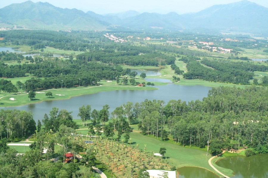 Parcours de golf au Vietnam avec des fairways verts à Hanoi, illustrant le tourisme de golf au Vietnam.