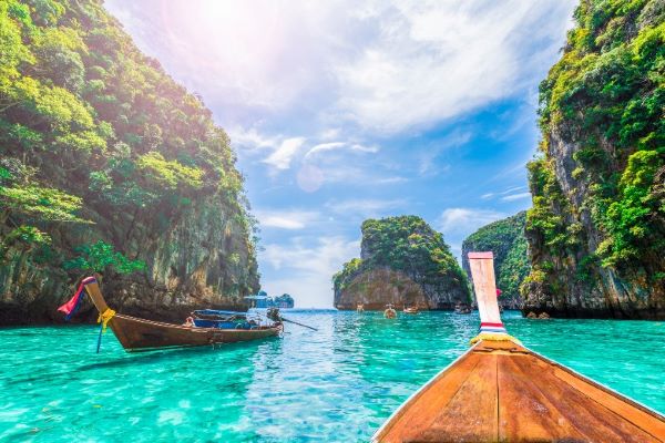 Krabi est réputée pour ses plages et ses îles à couper le souffle, avec du sable blanc poudreux et des eaux turquoise claires