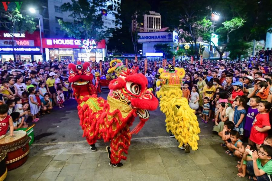 Danse du lion lors du festival de la mi-automne au Vietnam