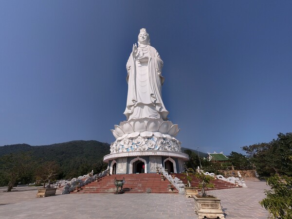 Le temple Linh Ung
