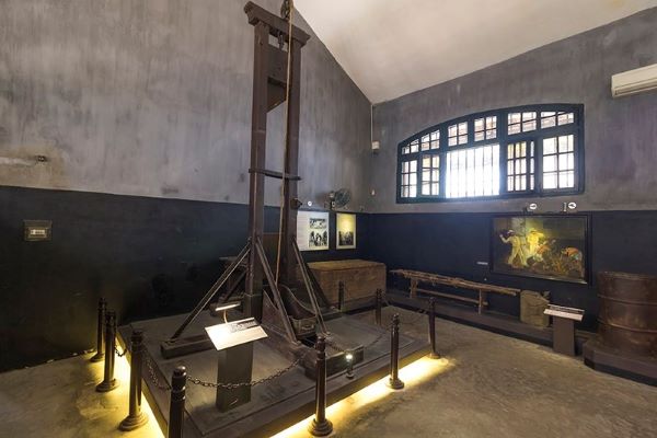 La guillotine portables, utilisées pour quelques exécutions à la Maison Centrale.