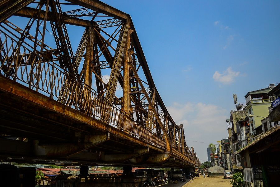 Le pont Long Bien avec son architecture coloniale est une des raisons pourquoi visiter Hanoi pour les amateurs de l'architecture.