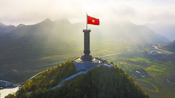 Mât de drapeau emblématique à Ha Giang