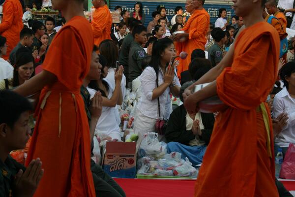 Le don de nourriture durant Tak Bat à Luang Prabang Laos