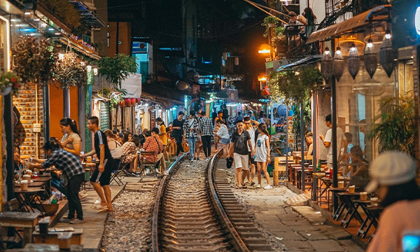 Rue du train à Hanoi