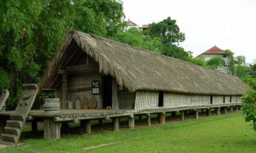 Maison sur pilotis de l'ethnie Ede