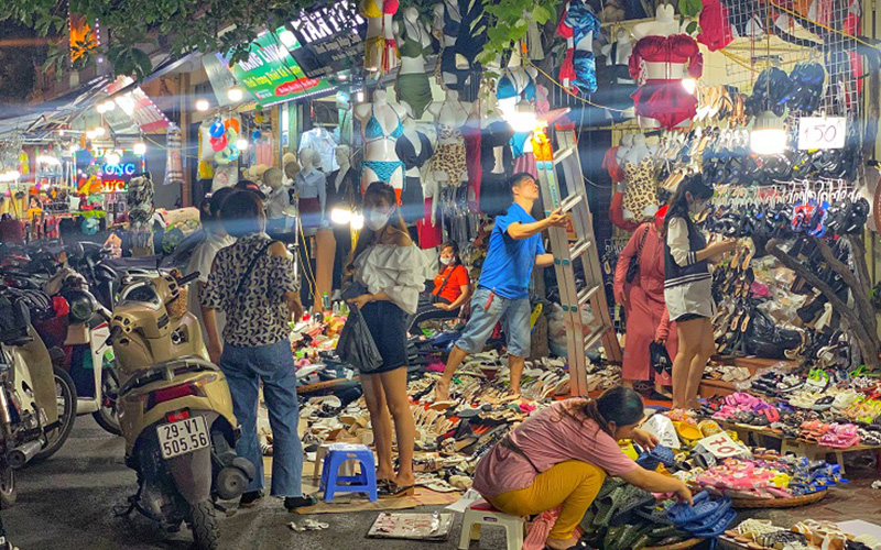 Marche de nuit Nha Xanh
