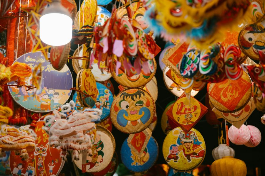 La rue Hang Ma, lors de la fête de la mi-automne au Vietnam, est décorée de couleurs vives avec des masques et des lanternes.