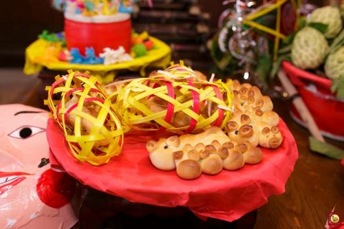 Les gâteaux de lune en forme de cochon et leurs paniers sont une partie indispensable des plateaux de la fête de la mi-automne des anciens Hanoïens.