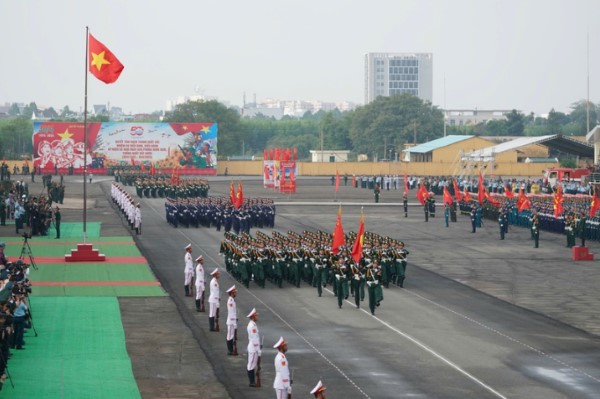 Répétition du défilé de l'armée vietnamienne pour le 50ème Jour de la Réunification.