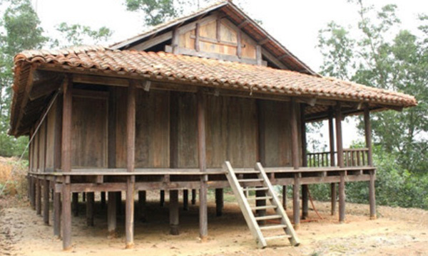 Maison sur pilotis du peuple Nung