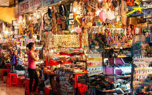 Étals colorés au marché de Ben Thanh