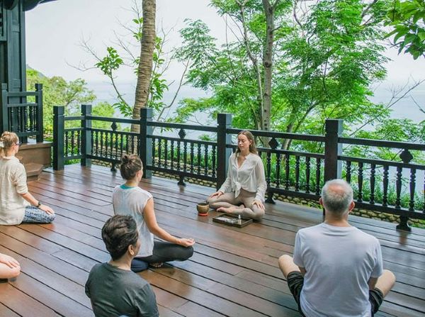 Un groupe de personnes méditent dans un cadre paisible au Vietnam