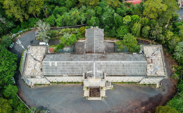 Le musée est situé au milieu de la forêt de pins de Dalat