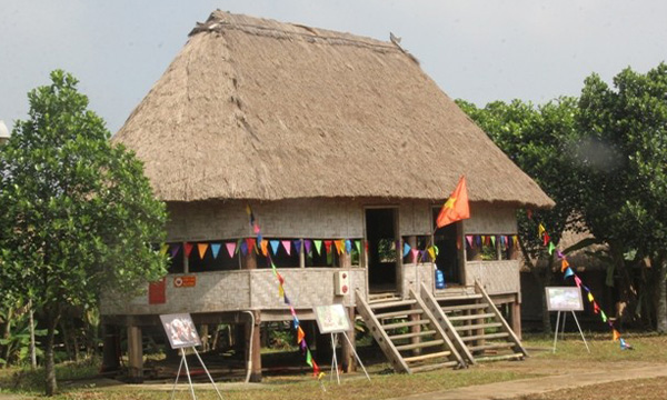 Maison sur pilotis des Katu