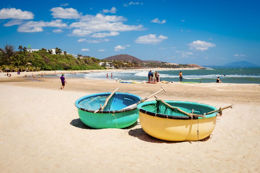 La plage de Mui Ne, l'une des plus belles plages du Vietnam, avec son sable doré rencontrant les vagues turquoise de l'océan.