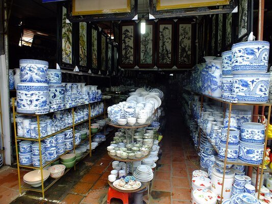 Marché de la poterie du Village de Bat Trang, source : Akiyoshi Matsuoka