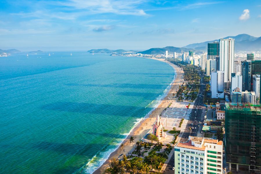 Vue aérienne de la plage de Nha Trang, l'une des plus belles plages du Vietnam, avec sa longue étendue de sable doré bordée d'eaux turquoise.
