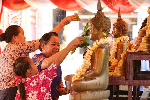Nettoyer la statue de Bouddha nouvel an laotien