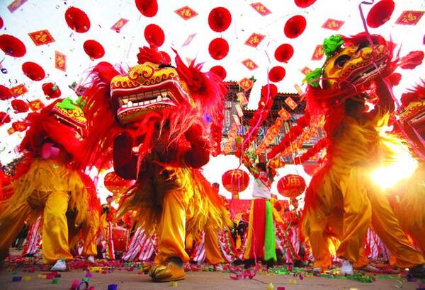 La danse de lion pendant le Nouvel An lunaire au Vietnam.