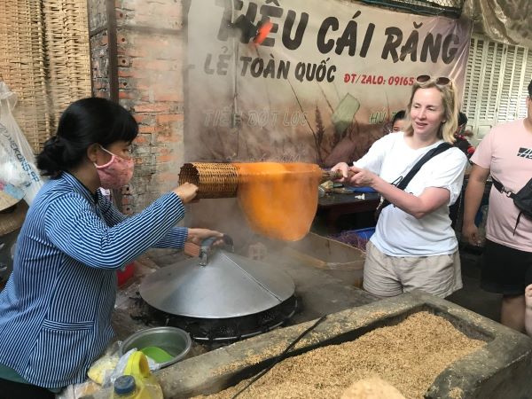 Une femme expérimente la fabrication de nouilles sous guide d'un local