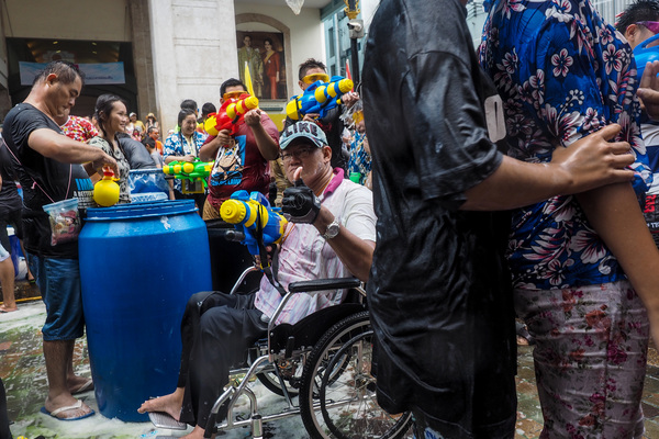 Une personne est content durant Songkran en Thaïlande