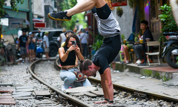 Photos de touristes dans la rue du train à Hanoi