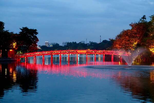 Pont The Huc, lac Hoan Kiem