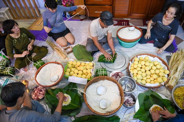 Quelques jours avant le Tet, les membres de la famille se réunissent pour préparer le riz gluant.