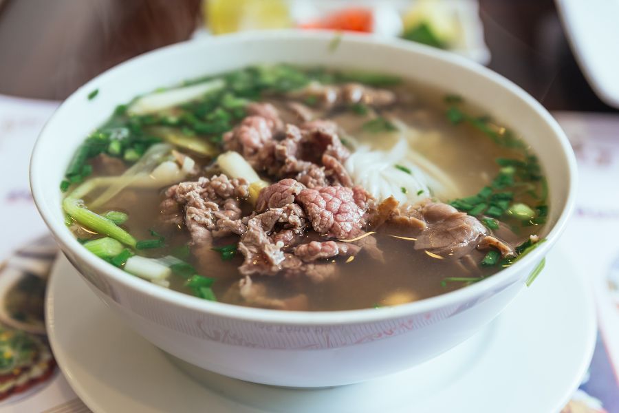 Pho Hanoi est le meilleur plat au Vietnam, une raison pourquoi visiter Hanoi pour les amateurs de cuisine.