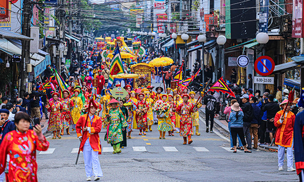 Procession en l'honneur de la Sainte Mère Thien Y Na