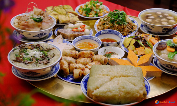 Un repas pendant le Nouvel An lunaire au Vietnam.