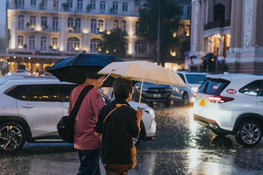 La saison des pluies à Ho Chi Minh Ville, qui s'étend généralement de mai à novembre, est une période à prendre en compte lors de la planification du meilleur période pour voyager au Vietnam, souvent recommandée comme la saison sèche de décembre à avril pour un temps plus confortable.