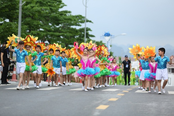 Représentation unique du festival du carnaval d'Halong