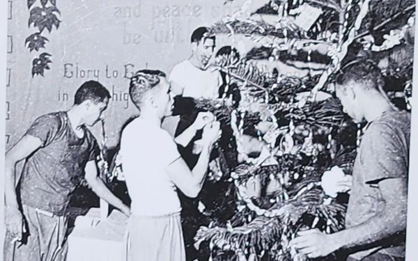 Un Noël spécial pour les soldats américains dans la prison en feu