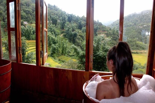Femme prendre bain aux herbes
