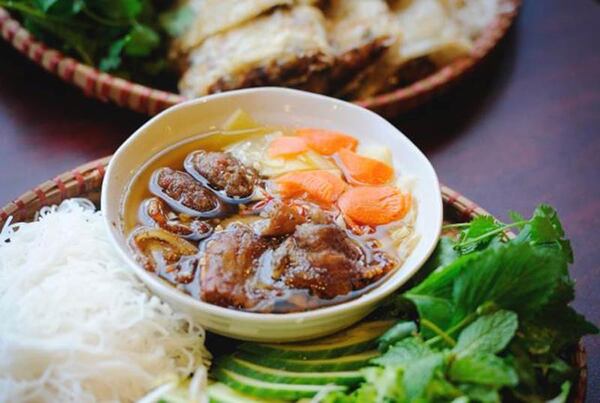 Un bol de la sauce de poisson vietnamienne melangée pour prendre avec bún chả.