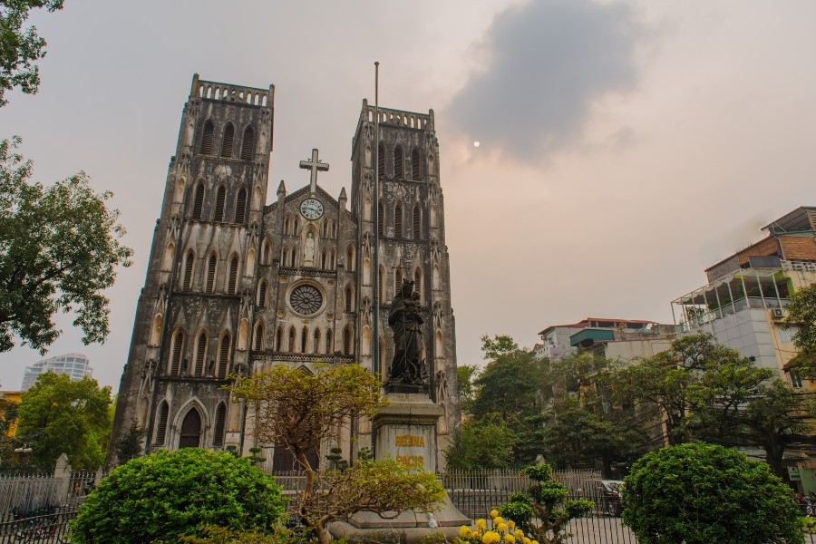 Cathédrale Saint-Joseph, symbole de l'architecture gothique dans le vieux quartier de Hanoi.