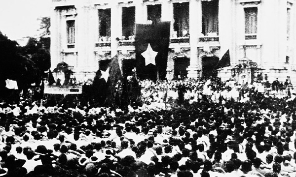 Soulèvement pour prendre le pouvoir sur la place du Théâtre municipal de Hanoi le 19 août 1945