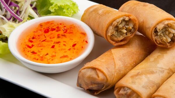 Un bol de la sauce de poisson melangée pour prendre avec des nems.