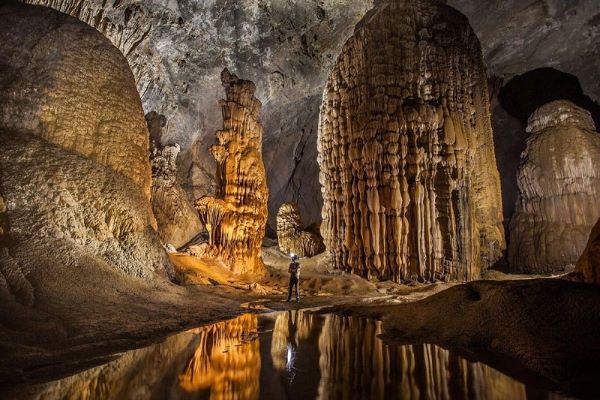 En explorant la grotte de Son Doong, vous admirerez le magnifique système de colonnes de calcaire, de stalactites et de stalagmites atteignant 70 m de haut.