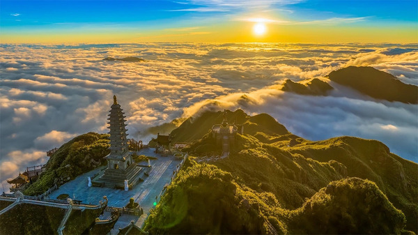 Paysage magique au sommet de la montagne Fansipan