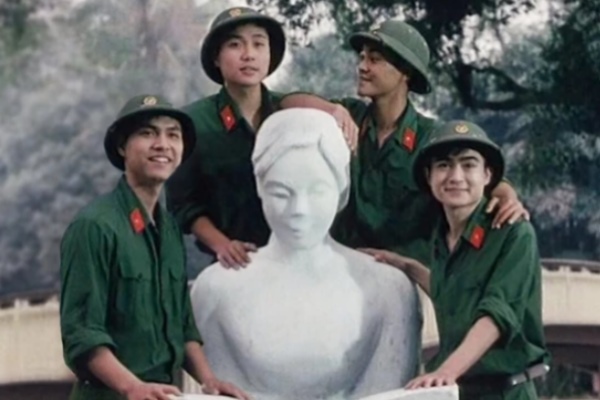 4 étudiants ont arrêté leurs études pour devenir soldats et ils prennent leur dernière photo avant de se diriger vers le champ de bataille.