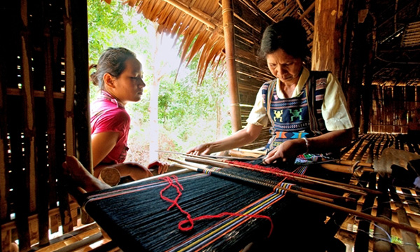 Tissage de brocart de l'ethnie Ma